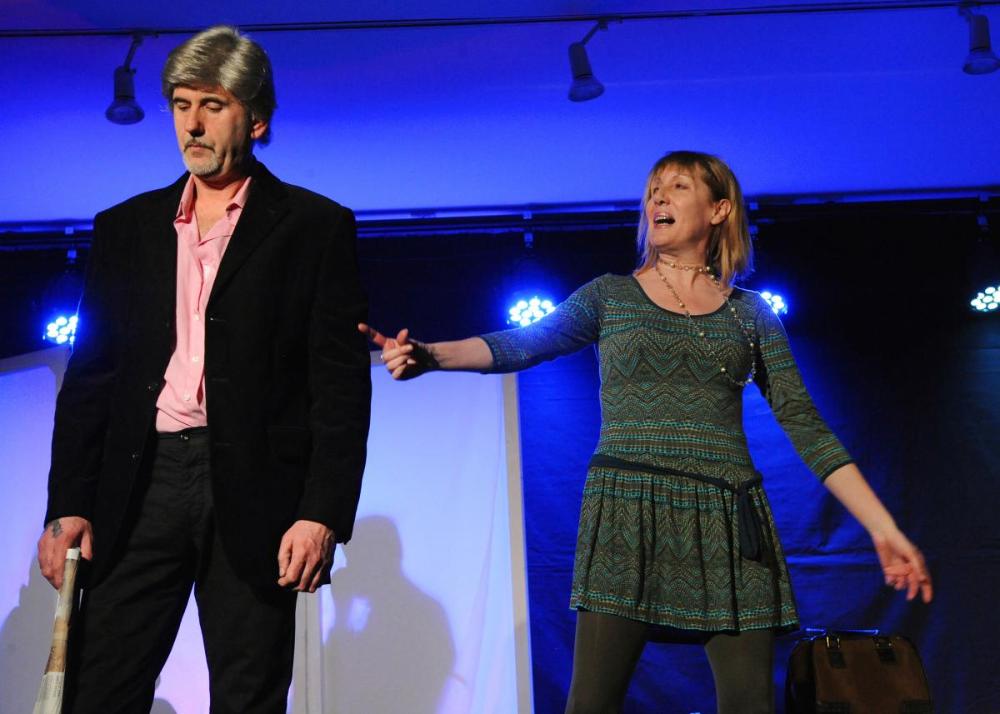Edu y Pilar en un momento de la representación de Caricias