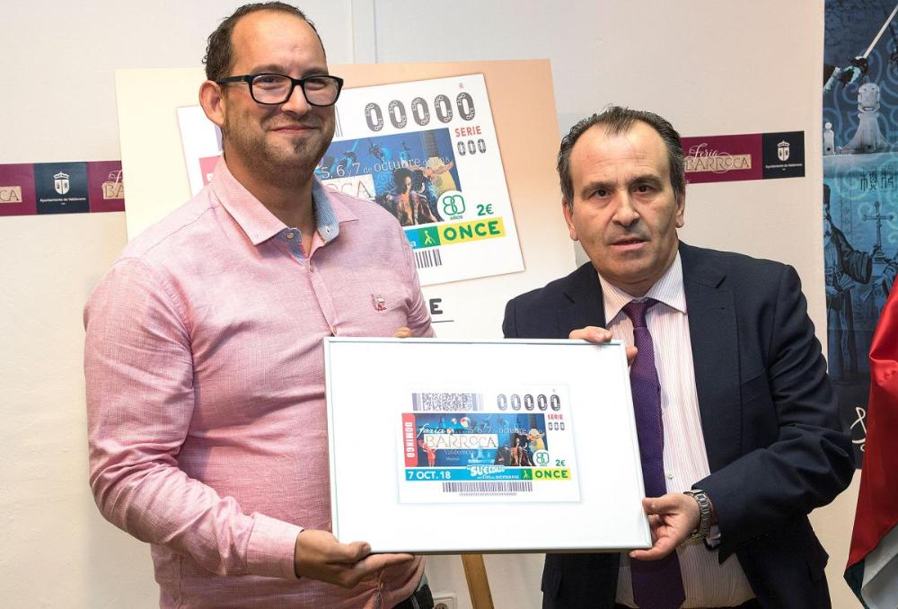 El alcalde y el delegado territorial muestran la imagen del cupón
