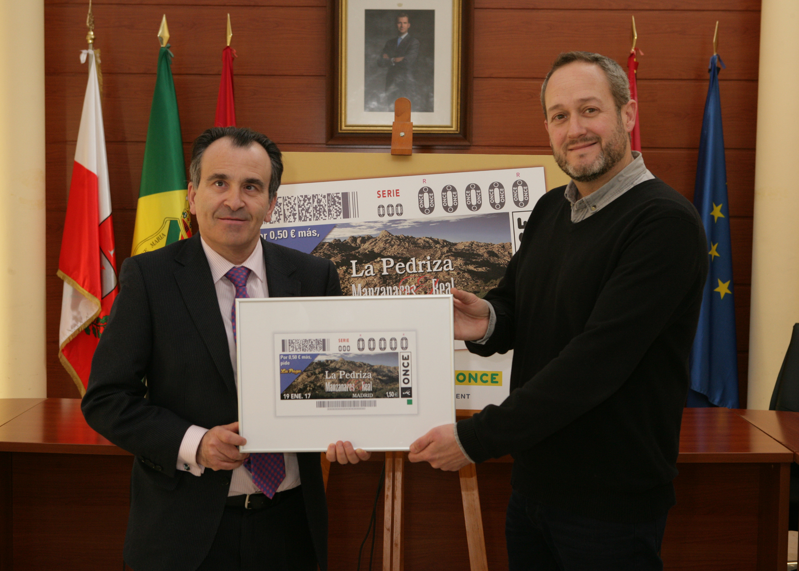 el_delegado_y_el_alcalde_posan_junto_al_cupon.jpg