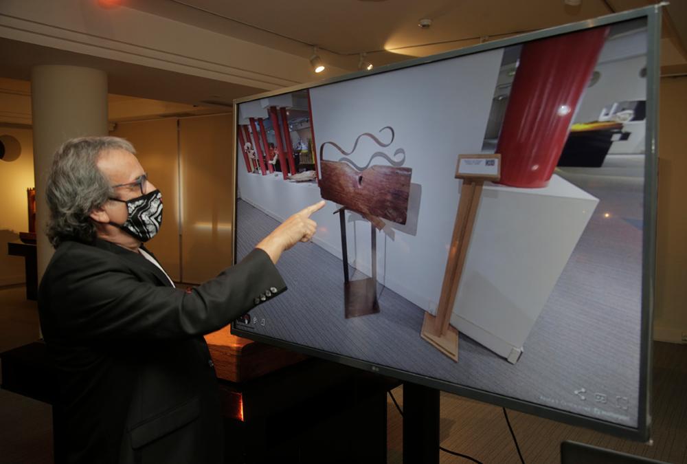 El escultor Teo Calvo disfrutando de la visita virtual a su exposición