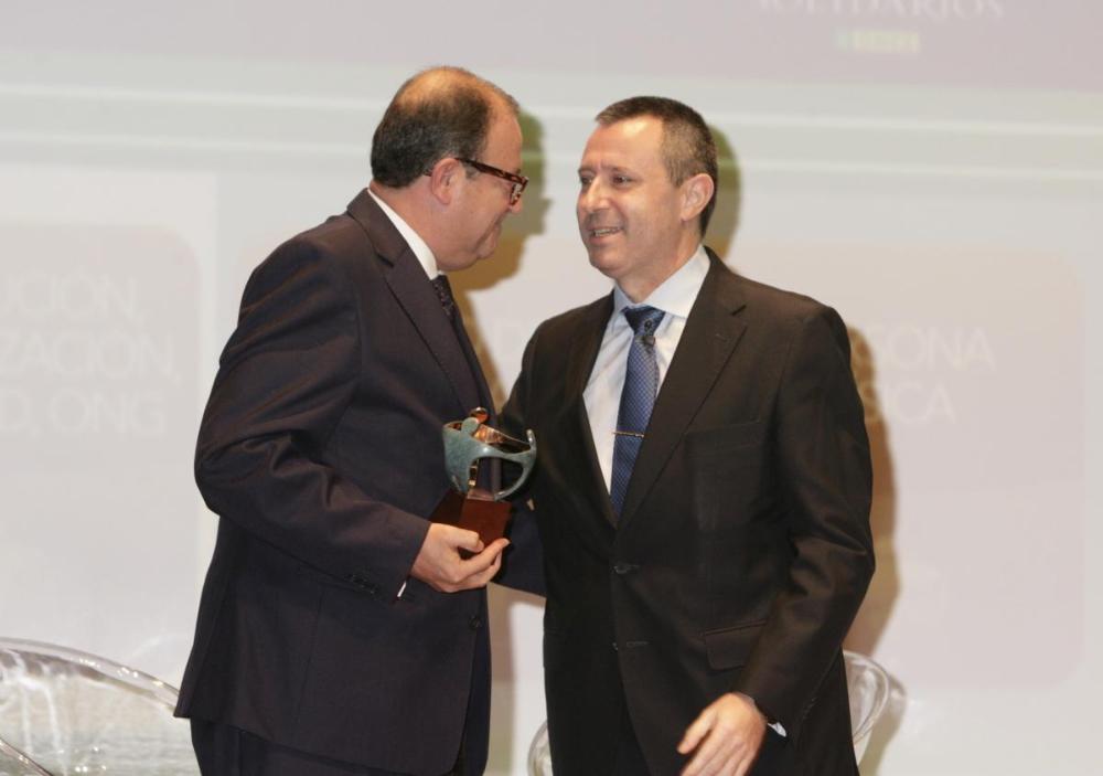 El presidente de Manos Unidas recibe el premio de manos del presidente del Consejo Territorial