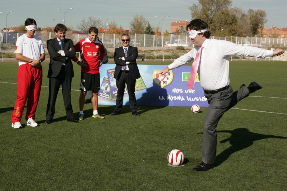 El presidente del Rayo tira un penalti a ciegas