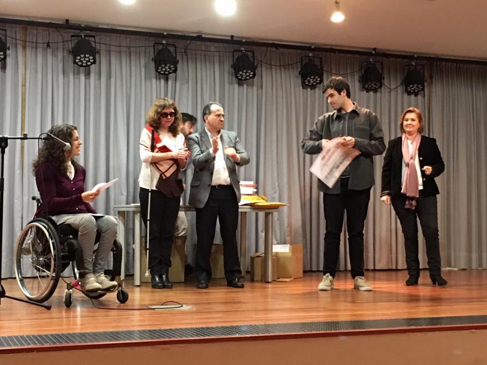 Alumnos recibiendo los galardones