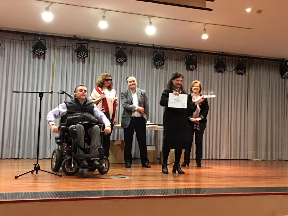 Una de las profesoras recoge el galardón