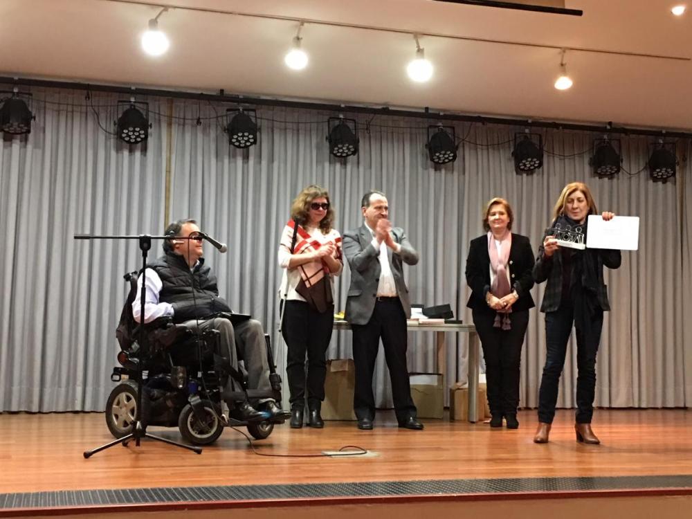 Otra de las profesoras recogiendo el galardón