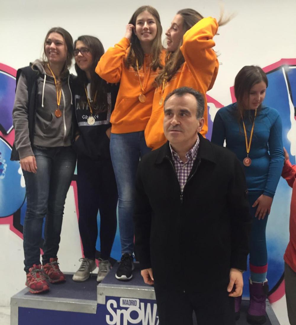 Luis Natalio Royo posando con alguno de los participantes durante la entrega de Trofeos
