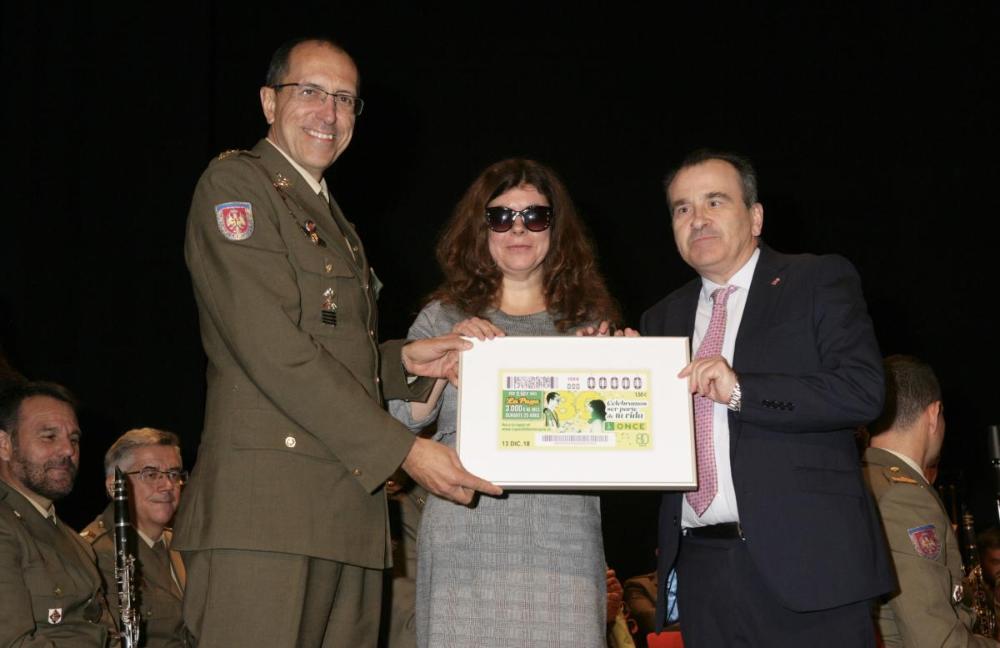 Momento de la entrega de la réplica del cupón