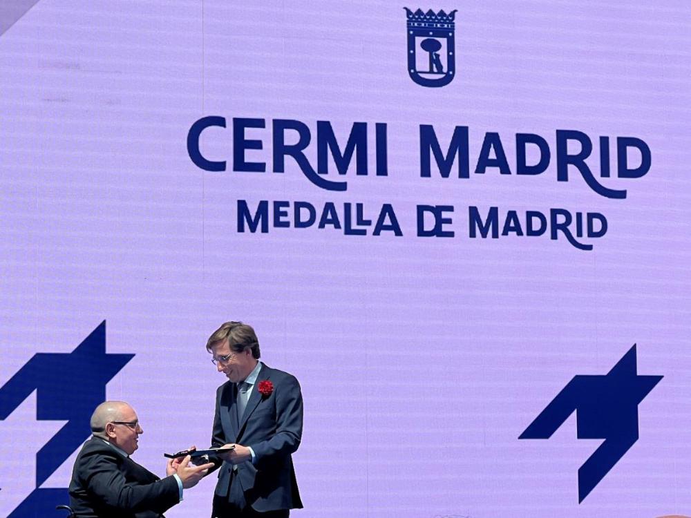 Momento en el que el alcalde entrega la medalla a Óscar Moral