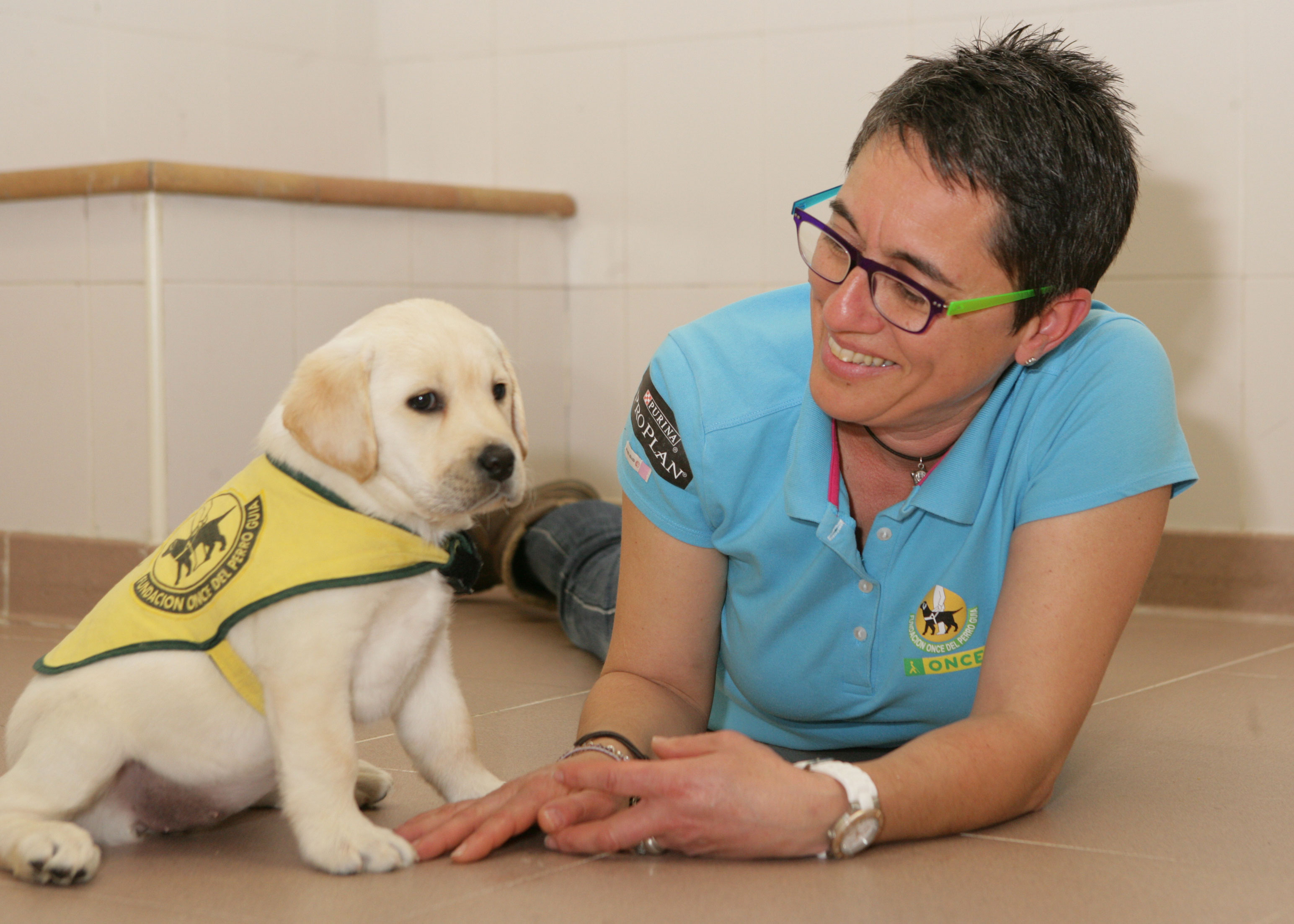 entrenadora-de-la-fopg-junto-a-un-cachorro-de-futuro-perro-guia_2.jpg