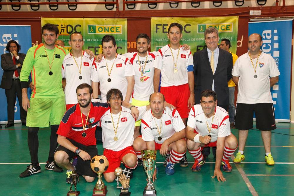 El equipo de Madrid posa junto al secretario de Estado para el Deporte