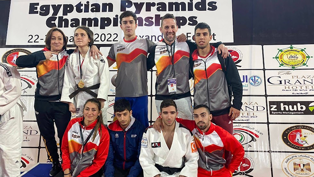 equipo_sobr_el_podium.jpg