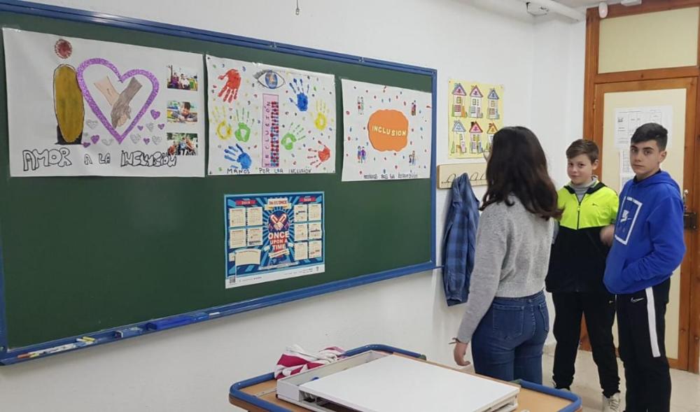 Varios chavales participantes del Concurso Escolar trabajan en el aula