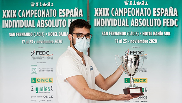 eudardo_mendez_con_el_trofeo.jpg