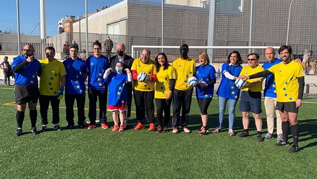 eurodiputados_espanoles_y_futbolistas_ciegos_tras_el_lanzamiento_de_penaltis_a_ciegas.jpg