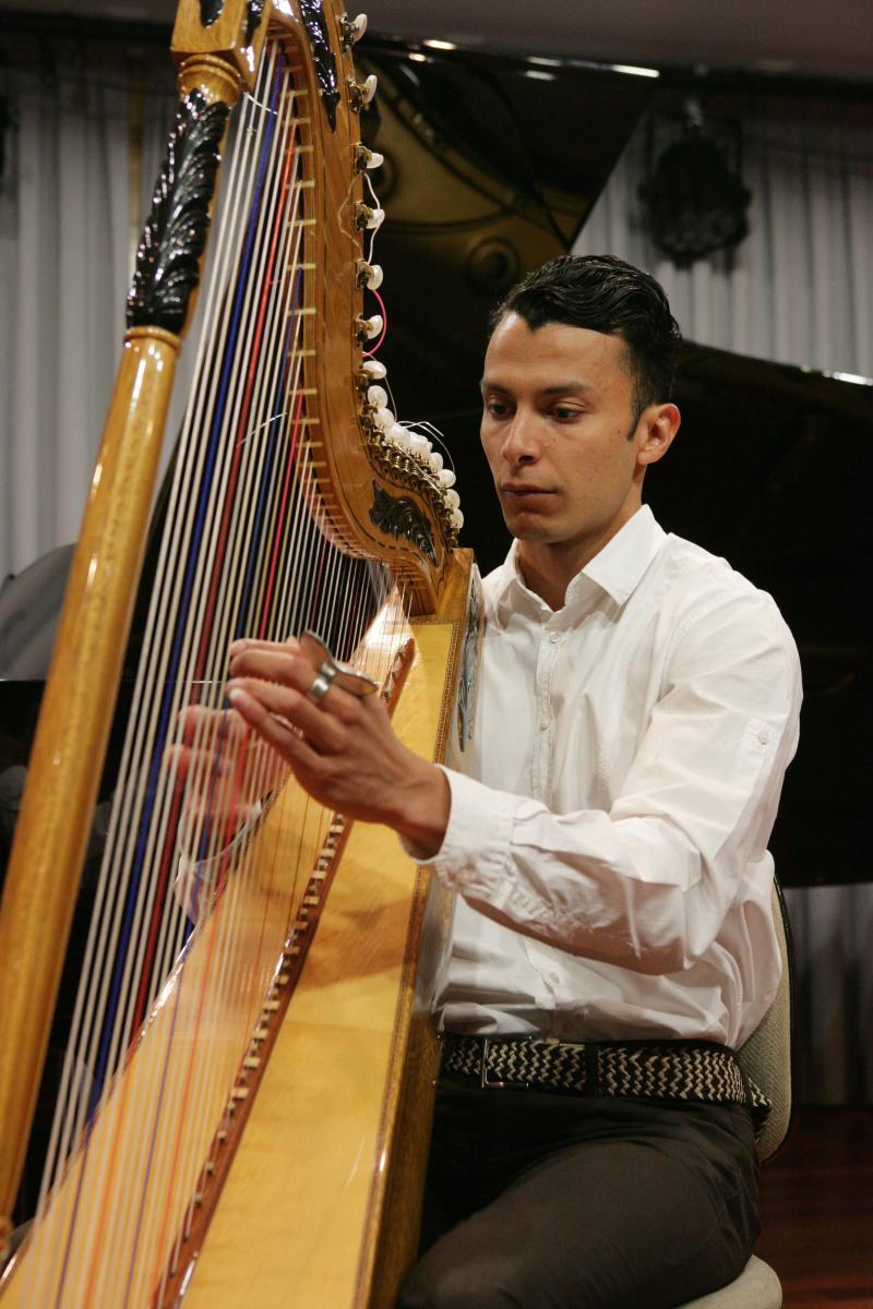 Adrián Facciutto tocando el arpa