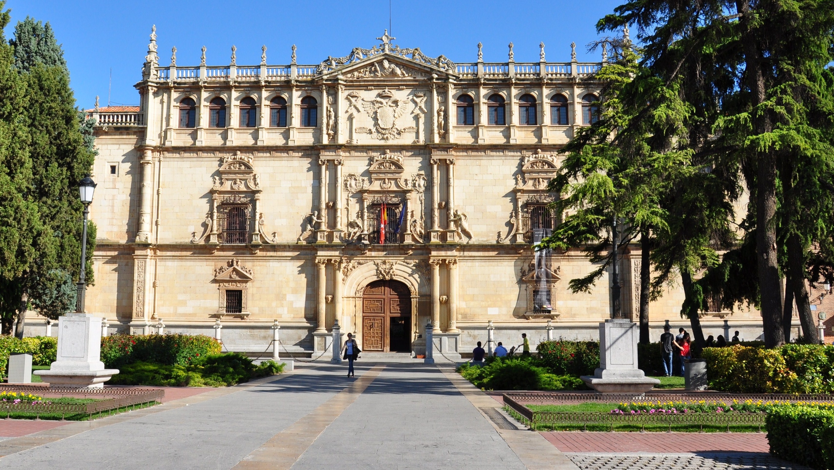 fachada_de_la_universidad_de_alcala.jpg