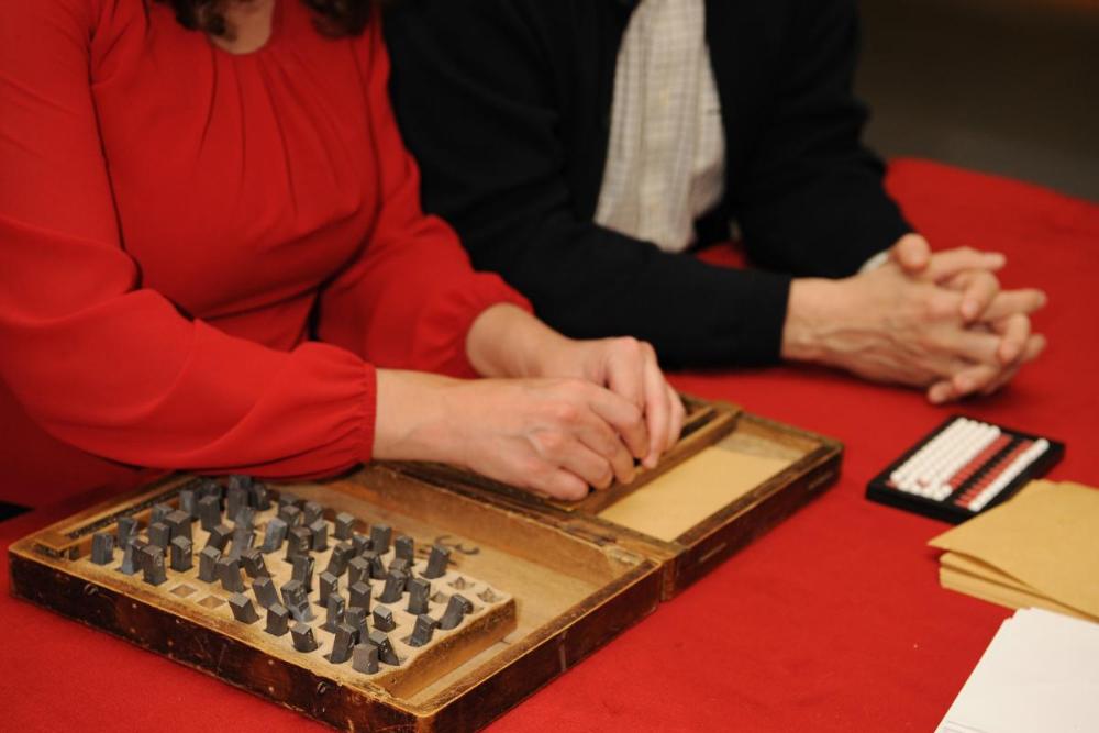 Fátima Peinado utilizando una tablilla de aprendizaje de Matemáticas