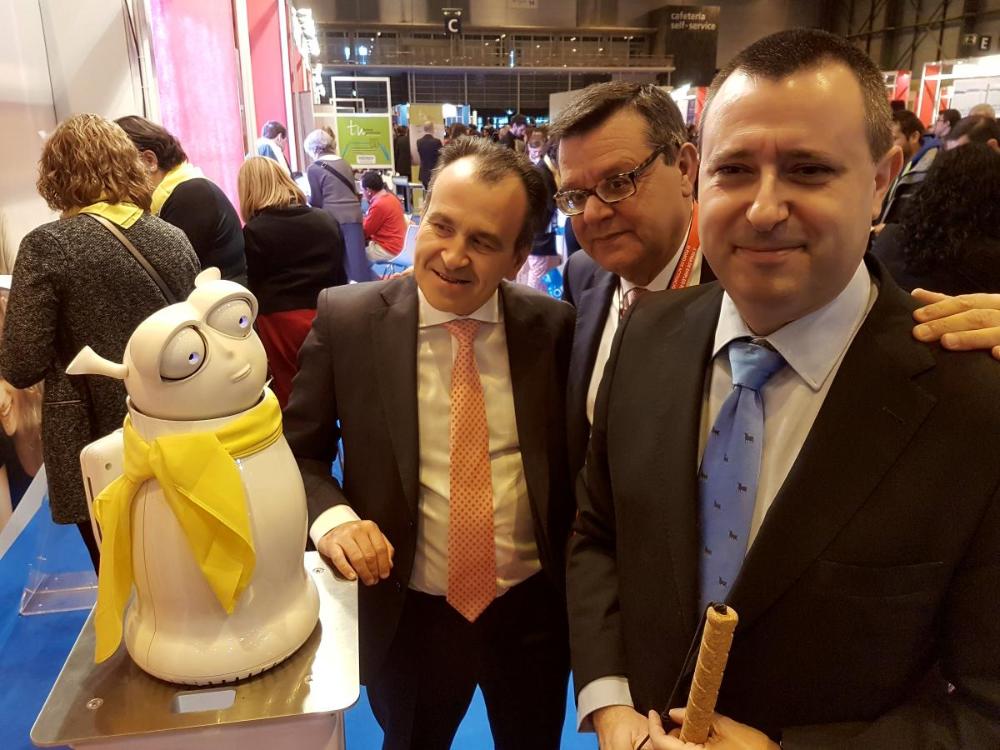 El delegado territorial y el presidente del Consejo Territorial junto al director general de Fundación ONCE en el stand de la Feria