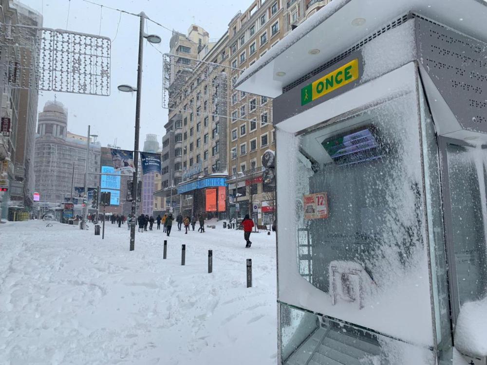 Un quiosco de la Gran Vía en medio de Filomena