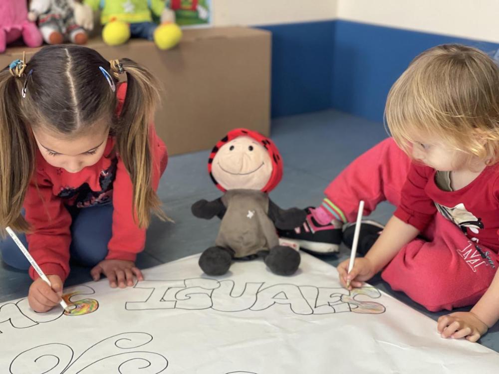 Dos niños de Primaria trabajando en el Concurso