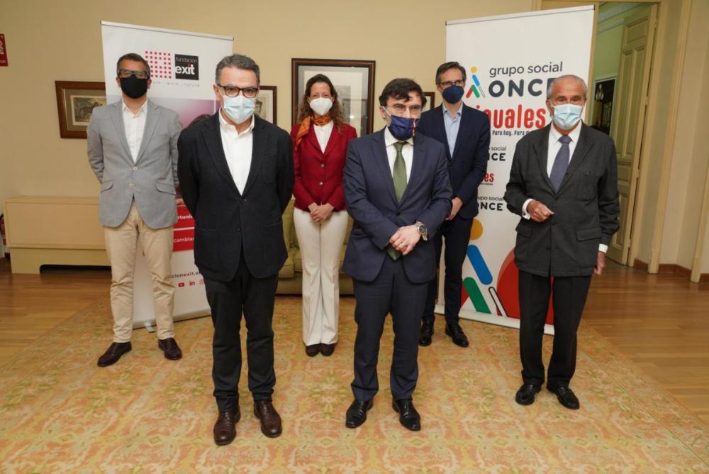 Foto de famlia de todos los participantes en la firma del convenio