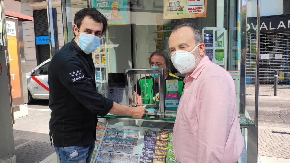 David Fernández junto a Luis Natalio Royo en el momento de la compra