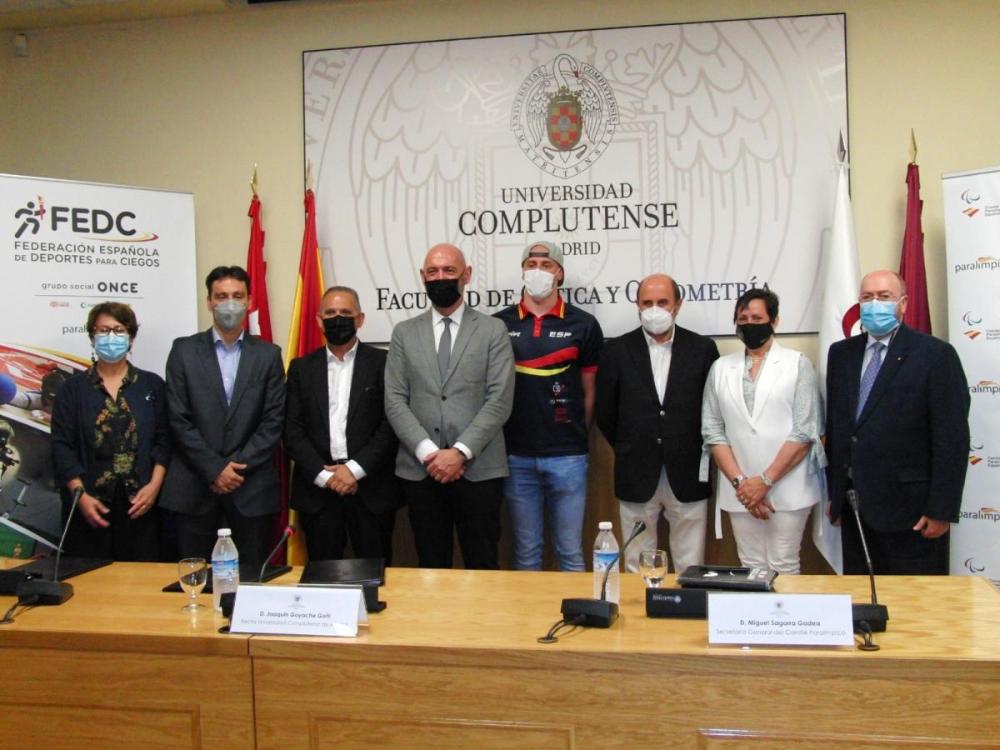 Foto de familia de los participantes en la firma del convenio