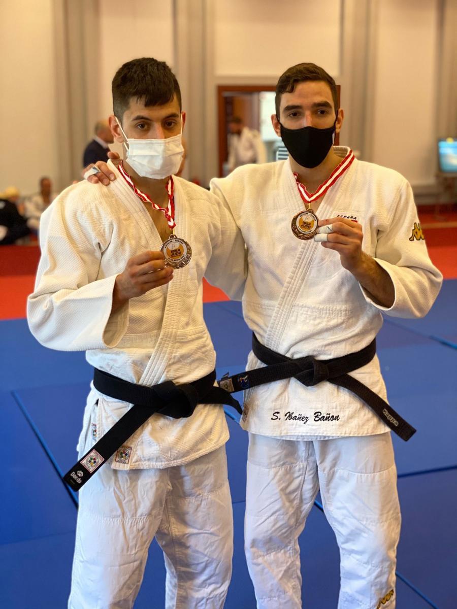 Daniel Gavilán y Sergio Ibáñez posan con sus correspondientes medallas