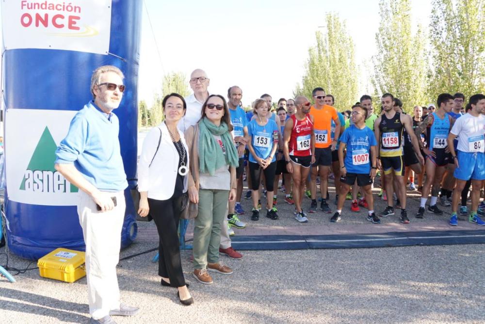 Foto de familia de las autoridades en la salida de la carrera