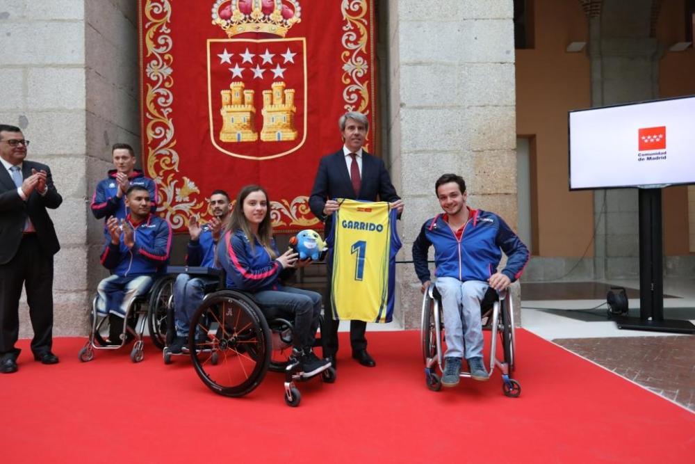 Entrega de una camiseta al presidente de la Comunidad