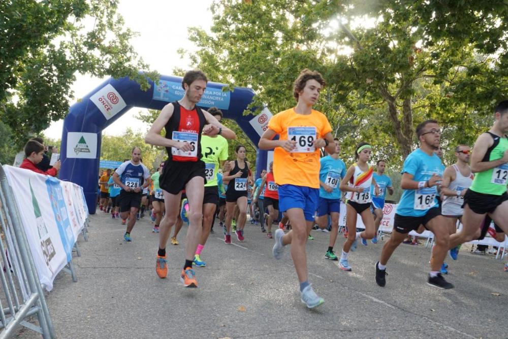Un momento de la carrera con varios de los participantes