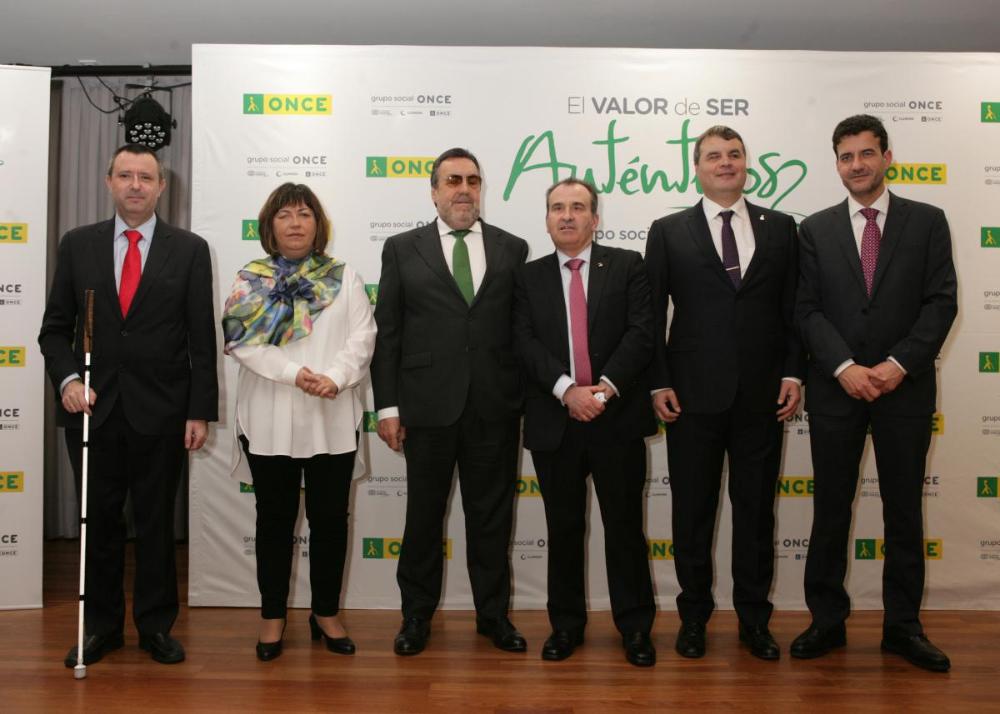 Foto de familia con todos los participantes en el acto