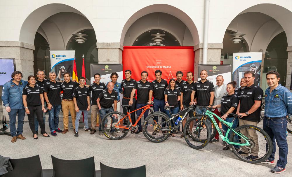 Foto de familia de todos los participantes en la presentación de la exposición