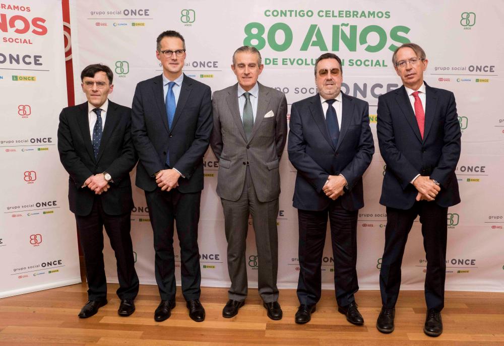 Foto de familia de las autoridades asistentes al Día de la ONCE