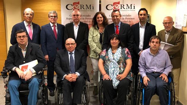 Foto de familia de todos los participantes en la firma del convenio entre Fundación ONCE y Panasonic