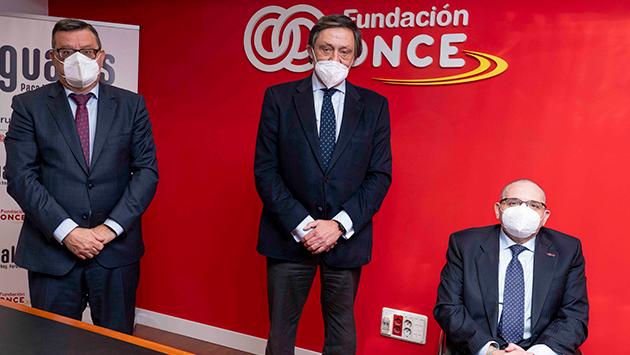 Foto de familia de los participantes en la presentación