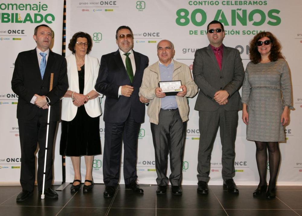 Foto de familia con los trabajadores del CIDAT homenajeados