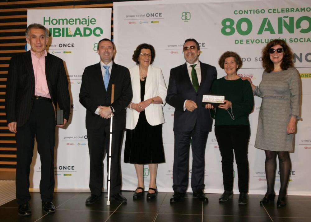 Foto de familia con los trabajadores del Consejo General homenajeados