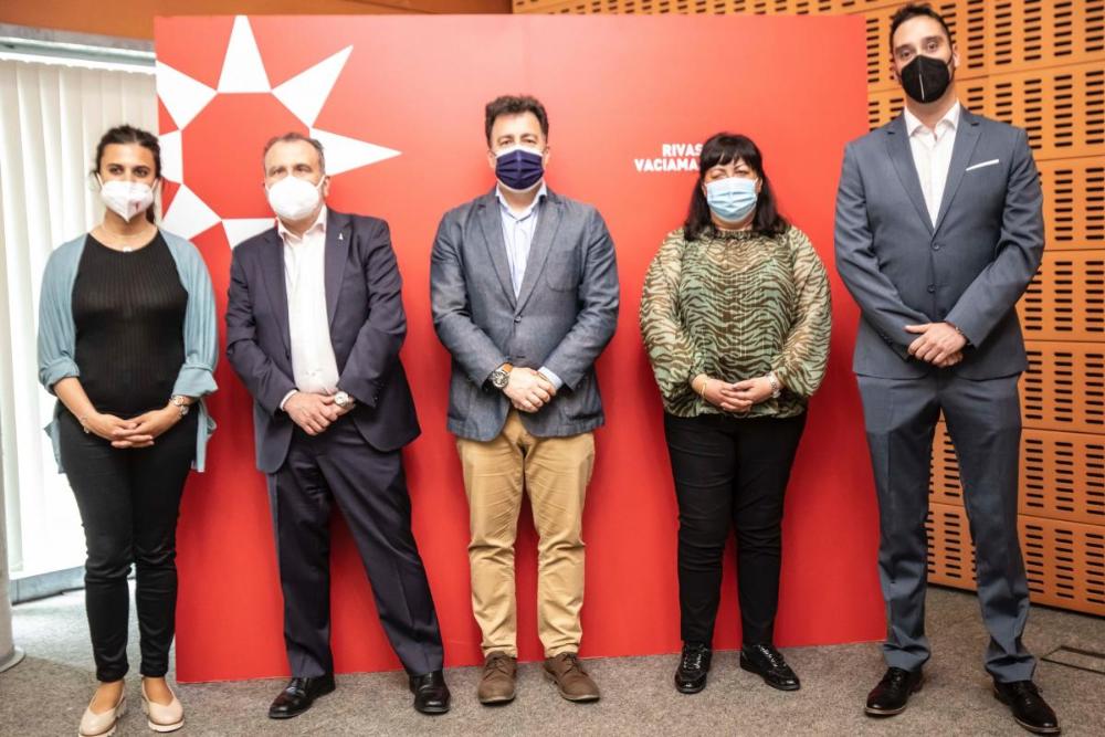 Foto de familia de todos los participantes en la firma