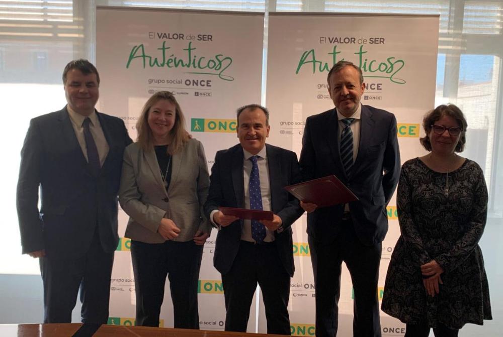 Foto de familia de todos lo participantes en el acto de firma de renovación del convenio