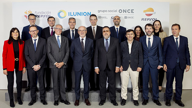 foto_de_familia_de_la_firma_repsol_e_ilunion.jpg