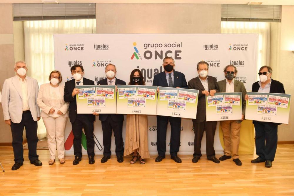 Foto de familia de todos los participantes en la presentación de los cupones