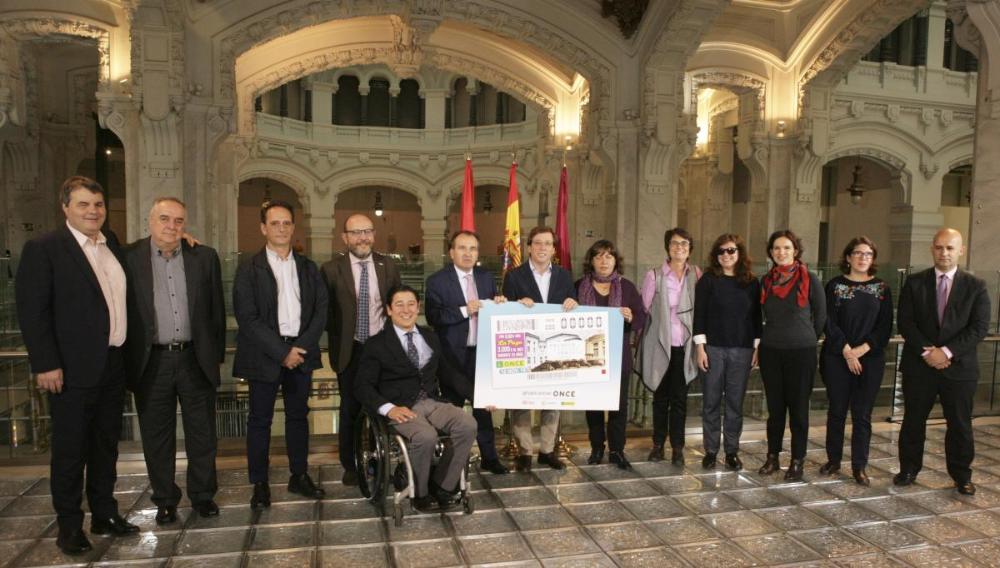 Foto de familia de todos los participantes en la presentación del cupón