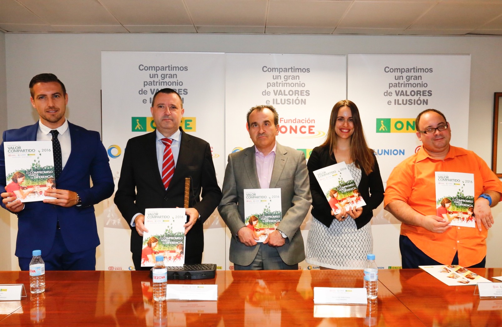 foto_de_familia_de_la_presentacion_del_ivc_2016.jpg