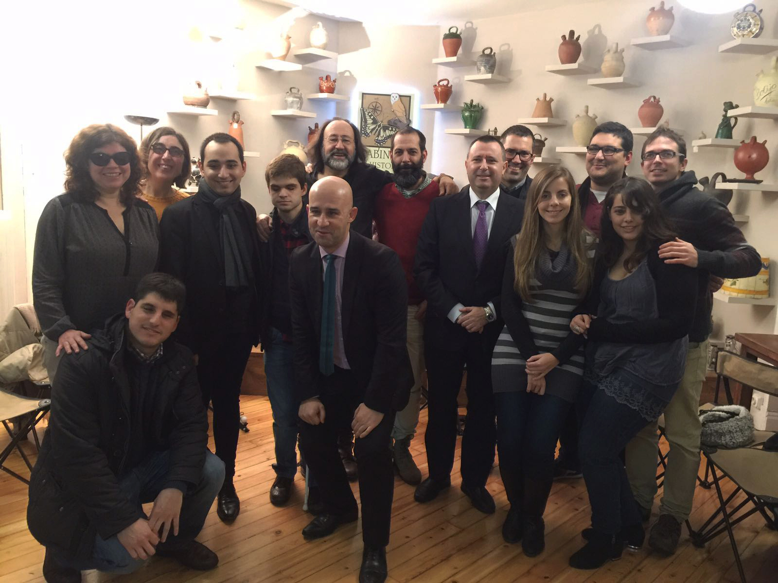 foto_de_familia_de_los_participantes_a_la_visita_al_gabinete_de_historia_natural.jpg