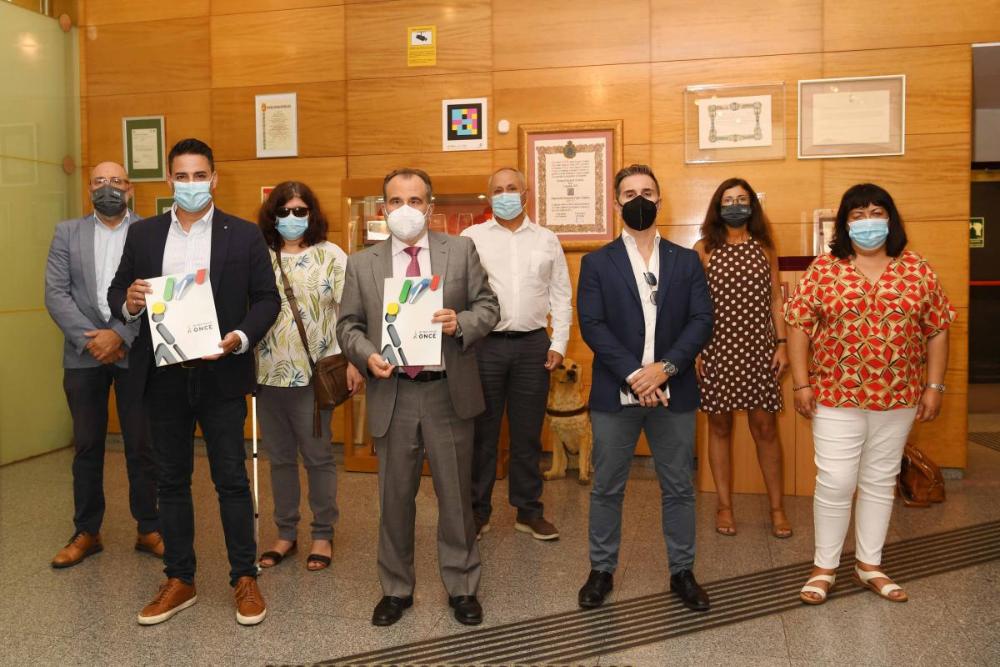 Foto de familia de todos los participantes en la firma del convenio con CAS