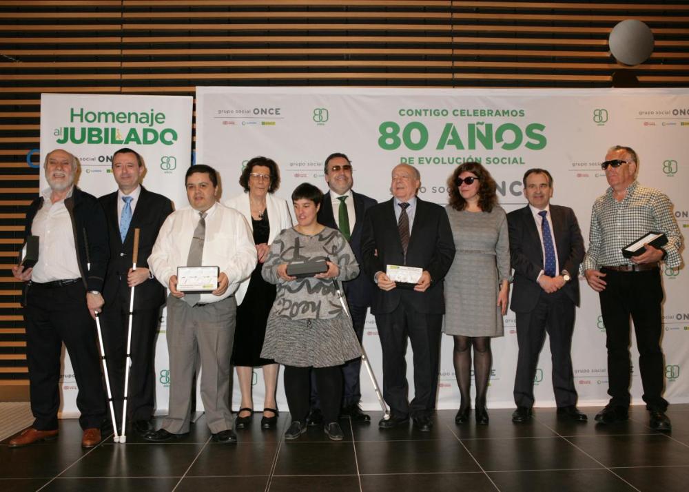 Foto de familia con uno de los grupos de trabajadores homenajeados