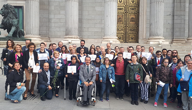 foto_de_familia_delante_del_congreso.jpg