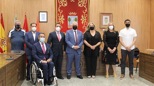 Foto de familia de los participantes en la firma del convenio con el Ayuntamiento de El Álamo