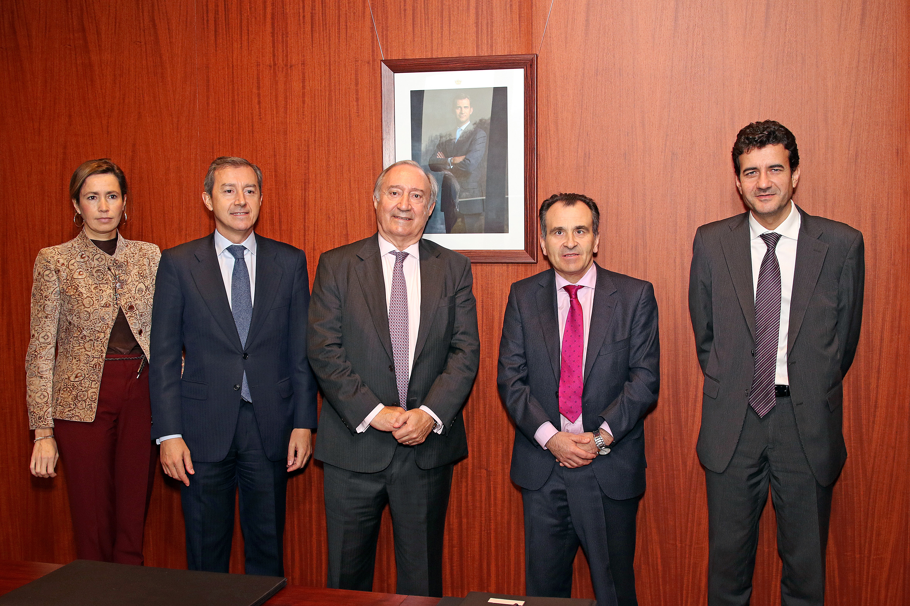 foto_de_familia_firma_convenio_con_la_camara.jpg
